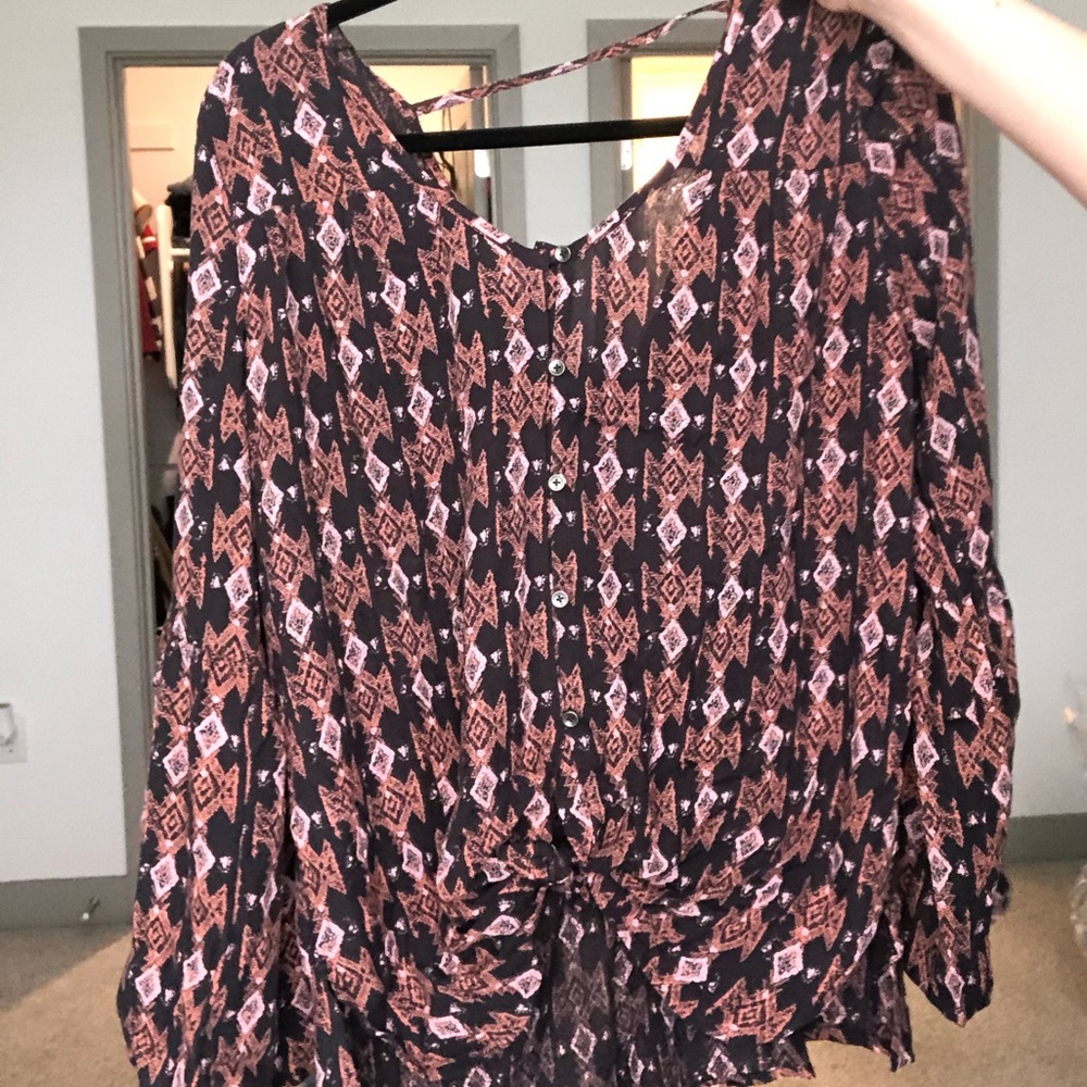 Billabong! Flowy black top with beautiful design